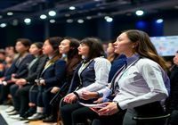 美母骑士专业团队在行业交流论坛上发表演讲，分享品牌服务理念与行业洞察，台下观众认真聆听