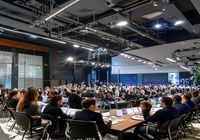 美母骑士2026年度服务升级发布会现场，宽敞明亮的会议室中团队成员齐聚一堂展示最新服务方案